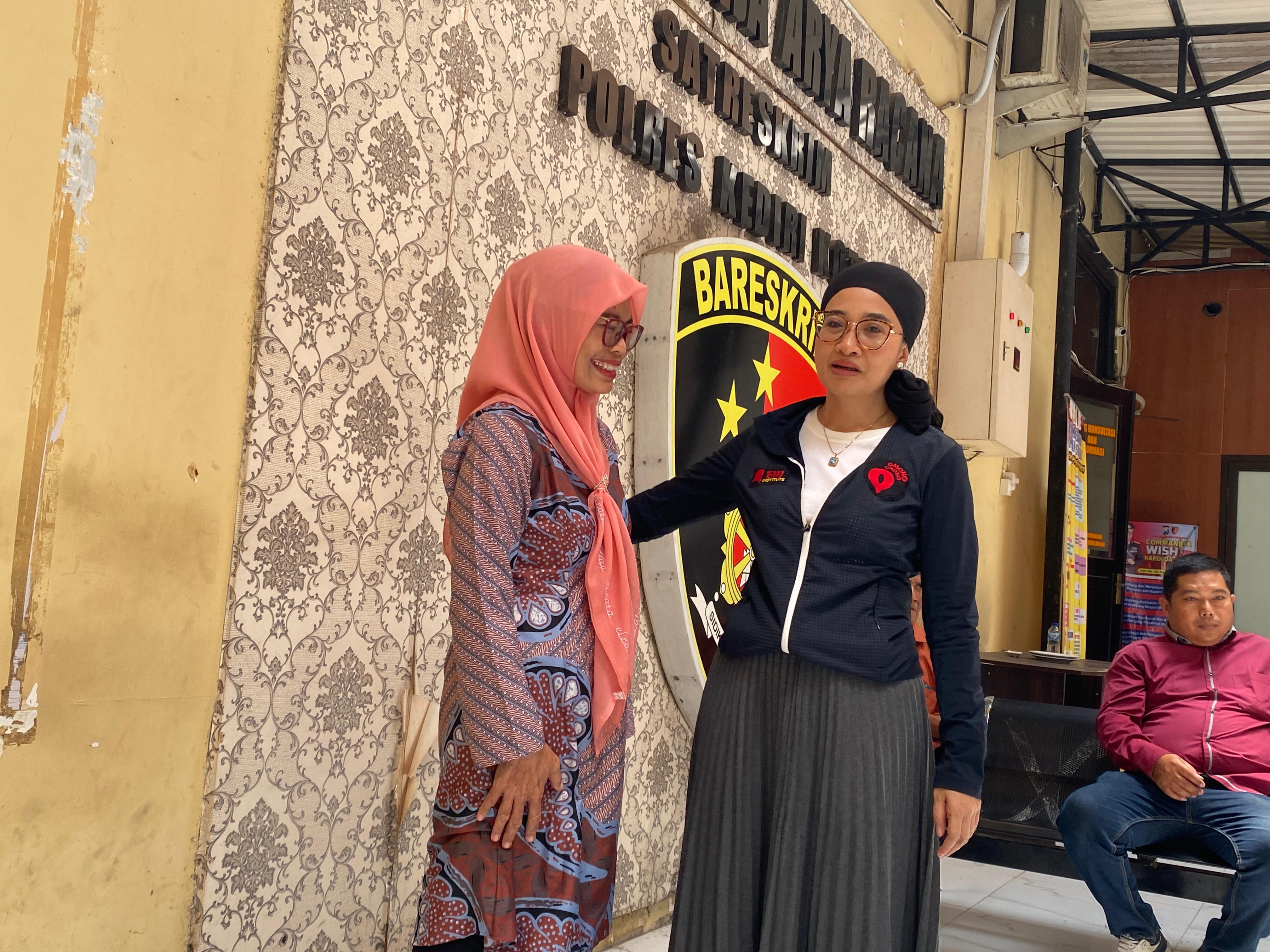 Okky Madasari (kanan) menyemangati Ibunda Faiz.