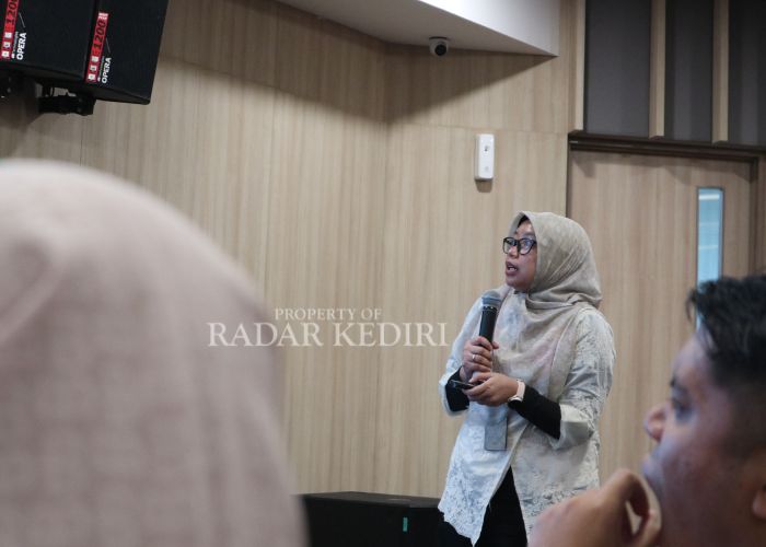 BERI PENJELASAN: Plt. Kepala Bagian Pengawasan Perilaku Usaha Jasa Keuangan Dyah Purnamasari saat presentasi tentang SLIK di Kediri Raya.