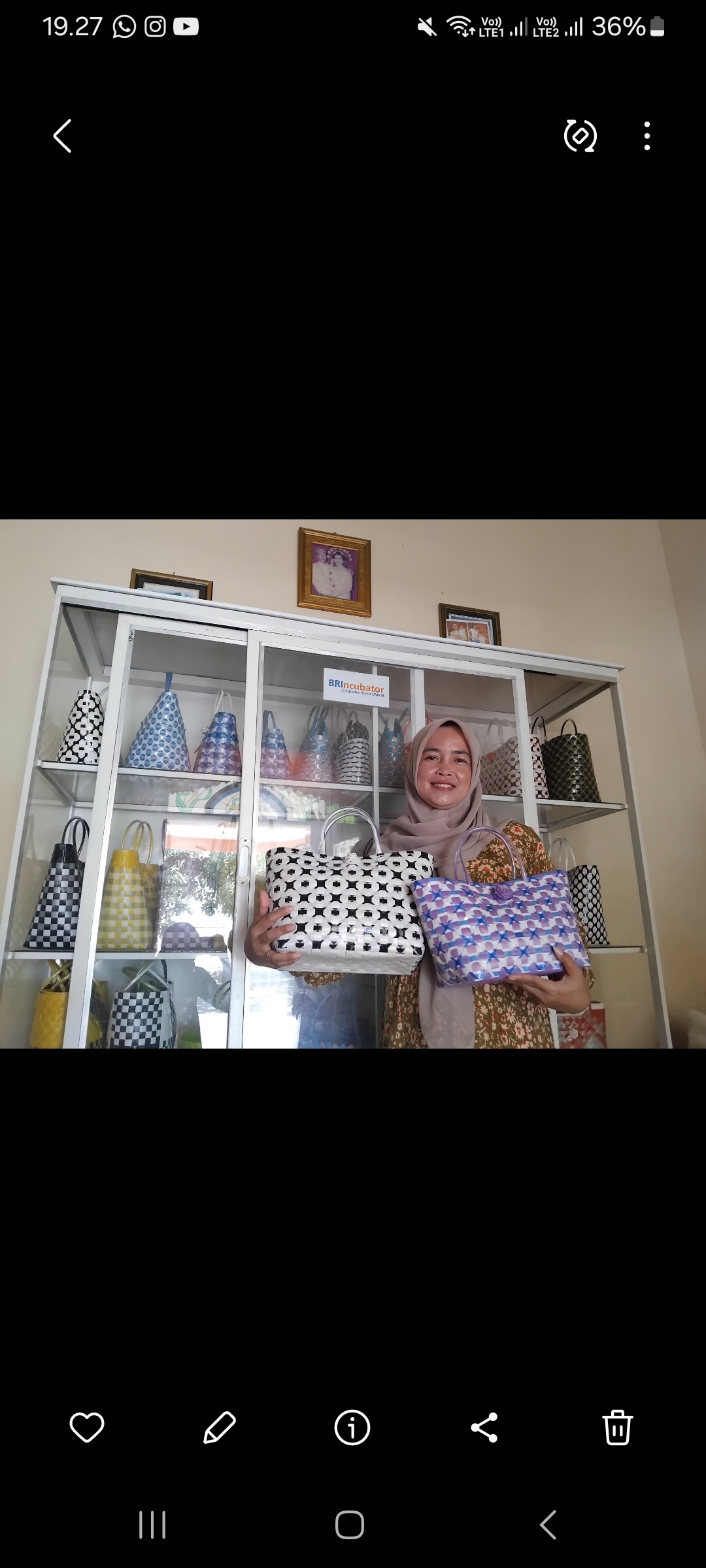 Sri Wahyuni menunjukkan produk tas olahan miliknya (Diana Yunita Sari)