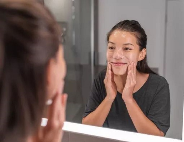 : Ilustrasi orang melakukan skincare
