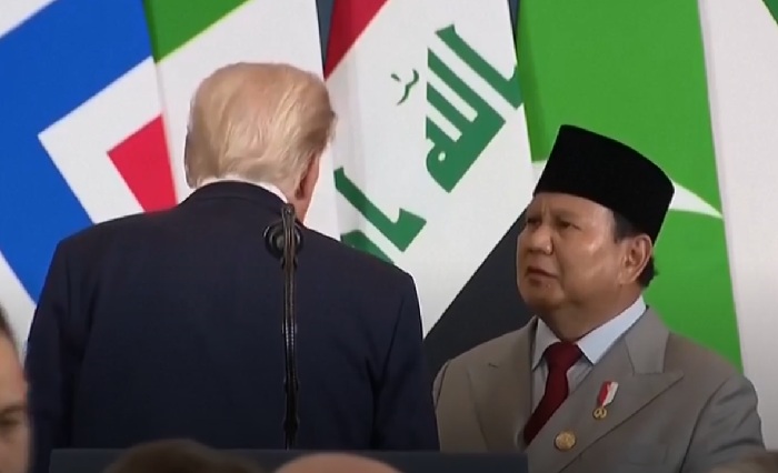 Presiden Prabowo tampak berbicara akrab dengan Presiden Donald Trump
