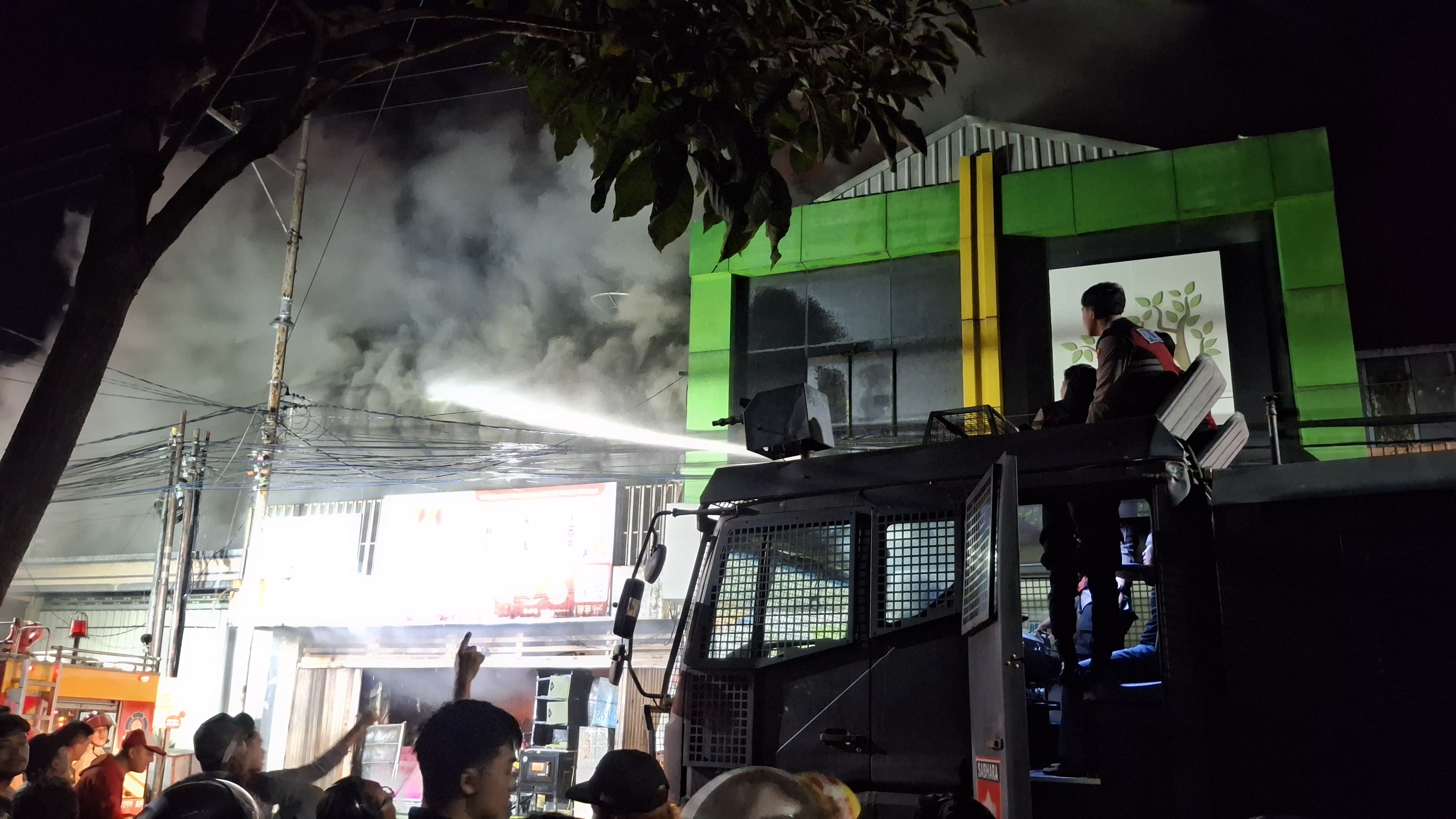 KERJA KERAS: Mobil Watercanon ikut menjinakkan si jago merah.