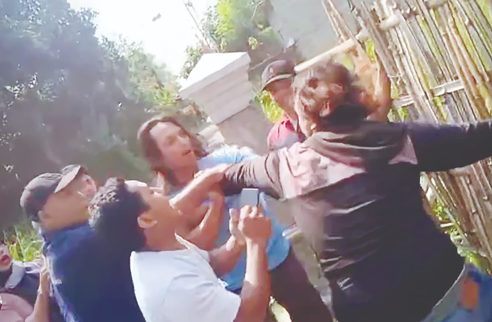 SEMPAT RICUH: Puluhan orang yang merupakan ahli waris tanah terlibat cekcok dan saling dorong pada 3 Oktober lalu di Kelurahan Tosaren, Pesantren