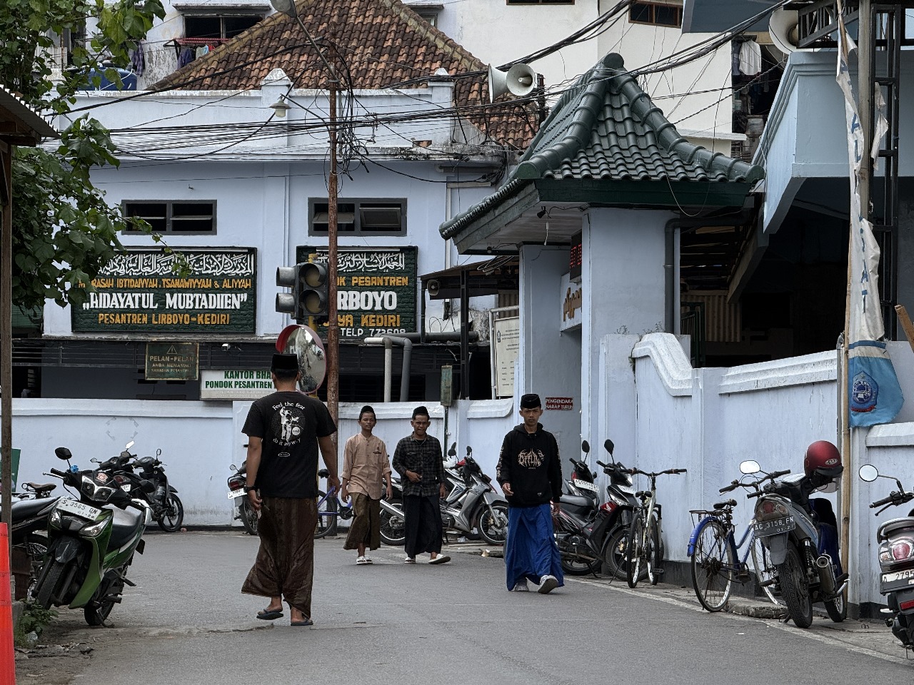 PONDOK PUSAT: Sejumlah santri Ponpes Lirboyo beraktivitas di area Ponpes Lirboyo. Sejak Senin (13/10) malam ponpes tua itu viral setelah tayangan di Trans7