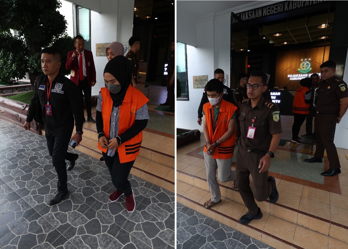 Riza Pramayoga, mantri BRI Unit Turus, Gurah, dan Ratna Yuliatin, calo kredit, digelandang ke Lapas Kelas II A Kediri dengan memakai rompi oranye setelah ditetapkan sebagai tersangka kasus kredit BRI