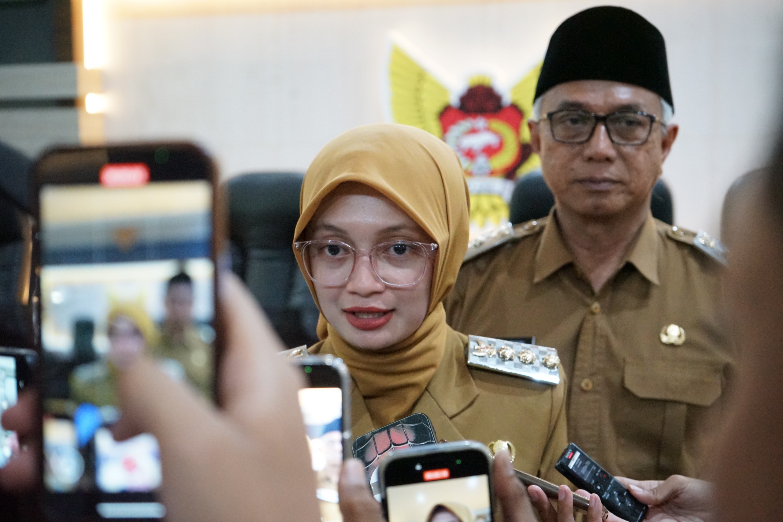 TEGAS: Wali Kota Kediri Vinanda Prameswati memberi keterangan kepada sejumlah wartawan usai memberi pengarahan para pejabat eselon II, III, dan IV di Balai Kota Kediri kemarin.