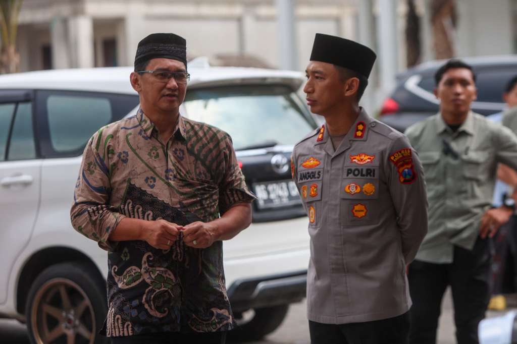 Direktur Produksi Trans 7 Andi Chairil (kiri) bersama Kapolres Kediri Kota AKBP Anggi Saputra Ibrahim.