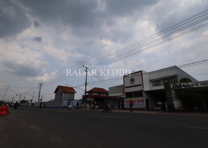 LENGANG: Aktivitas proyek di Jalan Mayor Bismo.
