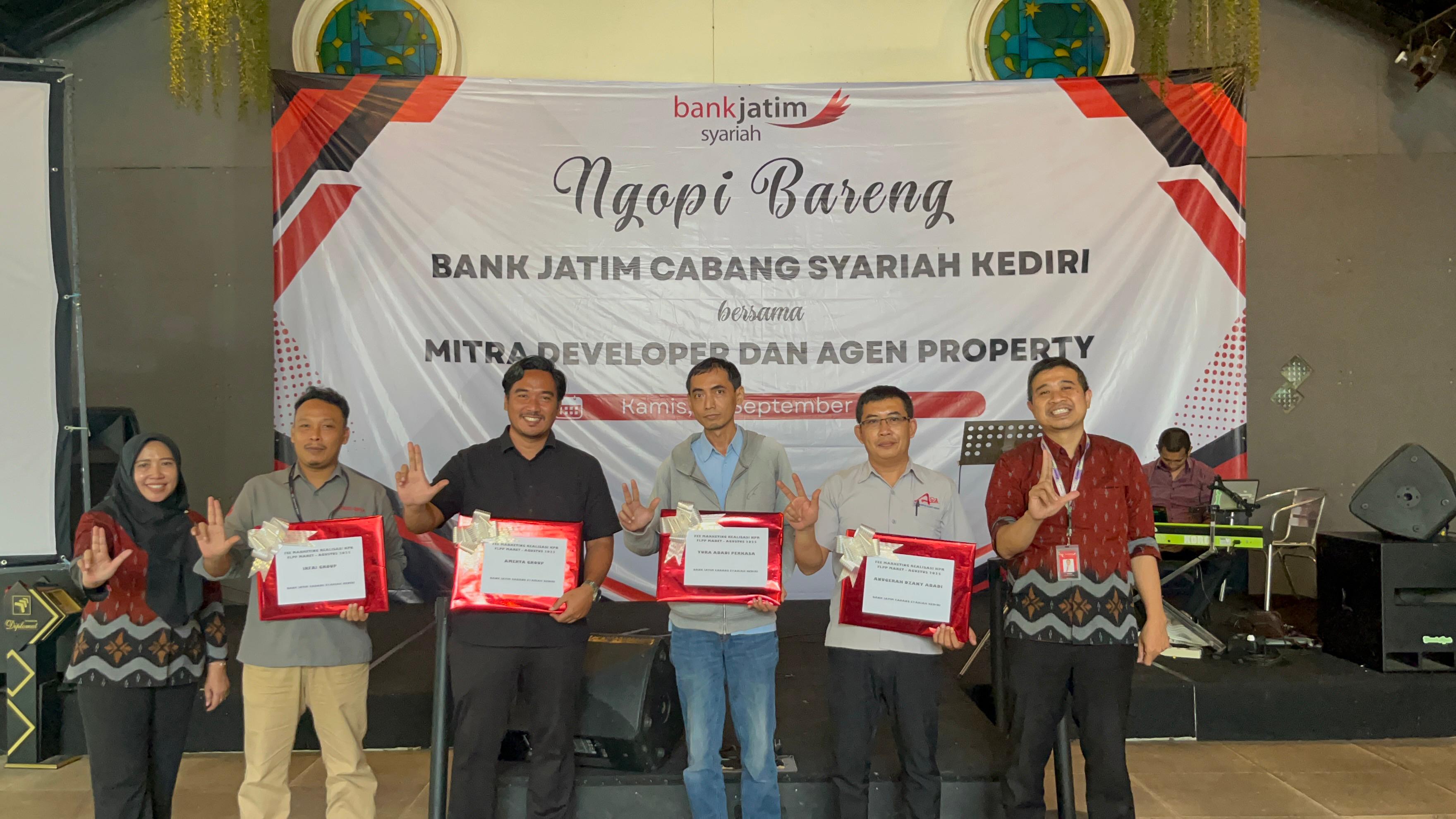 BERI APRESIASI- Pemimpin Bank Jatim Cabang Syariah Kediri Harun Ar Rosyid memberikan penghargaan kepada mitra developer dan agen property pada kegiatan ngopi bareng