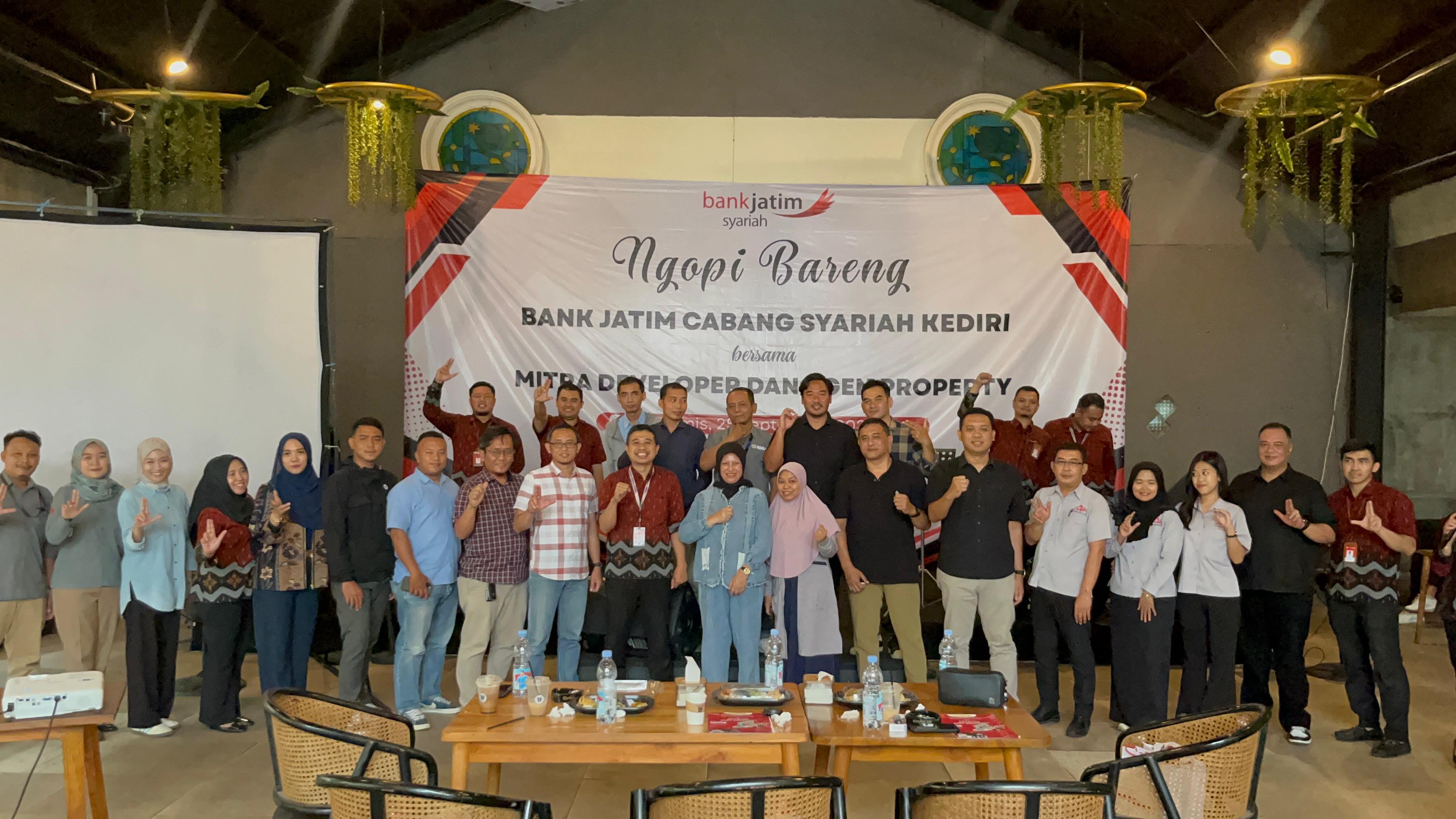 PERKUAT KEMITRAAN- Bank Jatim Cabang Syariah Kediri bersama mitra developer dan agen property mengadakan ngopi bareng di Homely Koffee