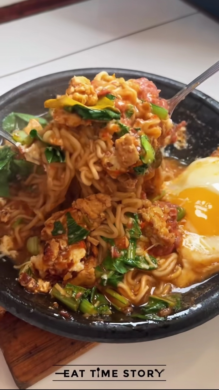 Indomie hotplate kekinian dengan topping melimpah