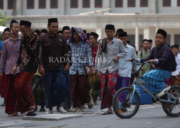 SUASANA PONPES LIRBOYO: Para santri tetap beraktivitas seperti biasa.