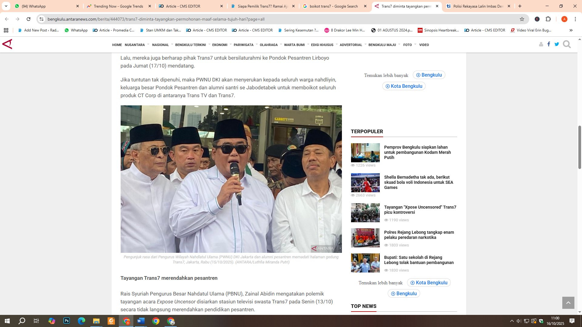 Pengunjuk rasa dari Pengurus Wilayah Nahdlatul Ulama (PWNU) DKI Jakarta dan alumni pesantren memadati halaman gedung Trans7, Jakarta, Rabu (15/10/2025).