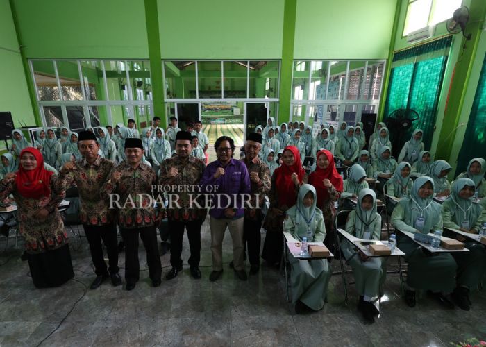 SIAP BERKARYA: Kepala MTSn 6 Kediri Saiful Ali (tiga dari kiri) memberi semangat kepada anak didiknya.