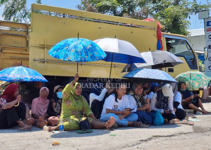 PANAS-PANASAN: Emak-emak asal Dusun/Desa Tiron menggeruduk kantor PT Hastari, kontraktor Tol Akses Bandara Dhoho.