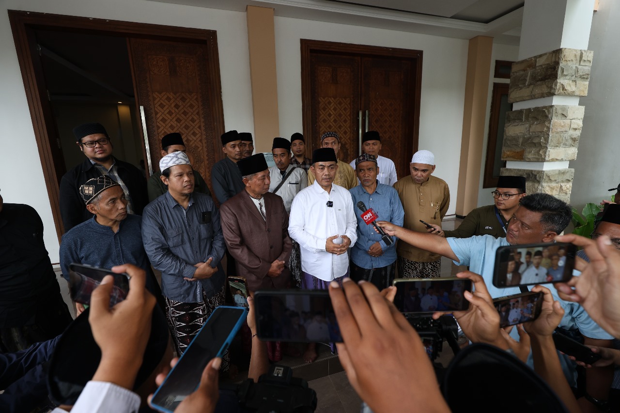 Kiai Oing Abdul Muid Shohib memberi keterangan bersama sejumlah pengurus Ponpes Lirboyo usai berdialog dengan perwakilan Trans7.