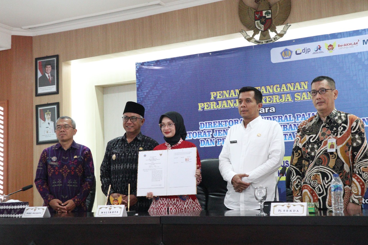 Wali Kota Kediri Vinanda Prameswati menunjukkan berkas Perjanjian Kerjasama Optimalisasi Pemungutan Pajak Pusat dan Pajak Daerah (PKS OP4D) yang ditandatangani kemarin (15/10).