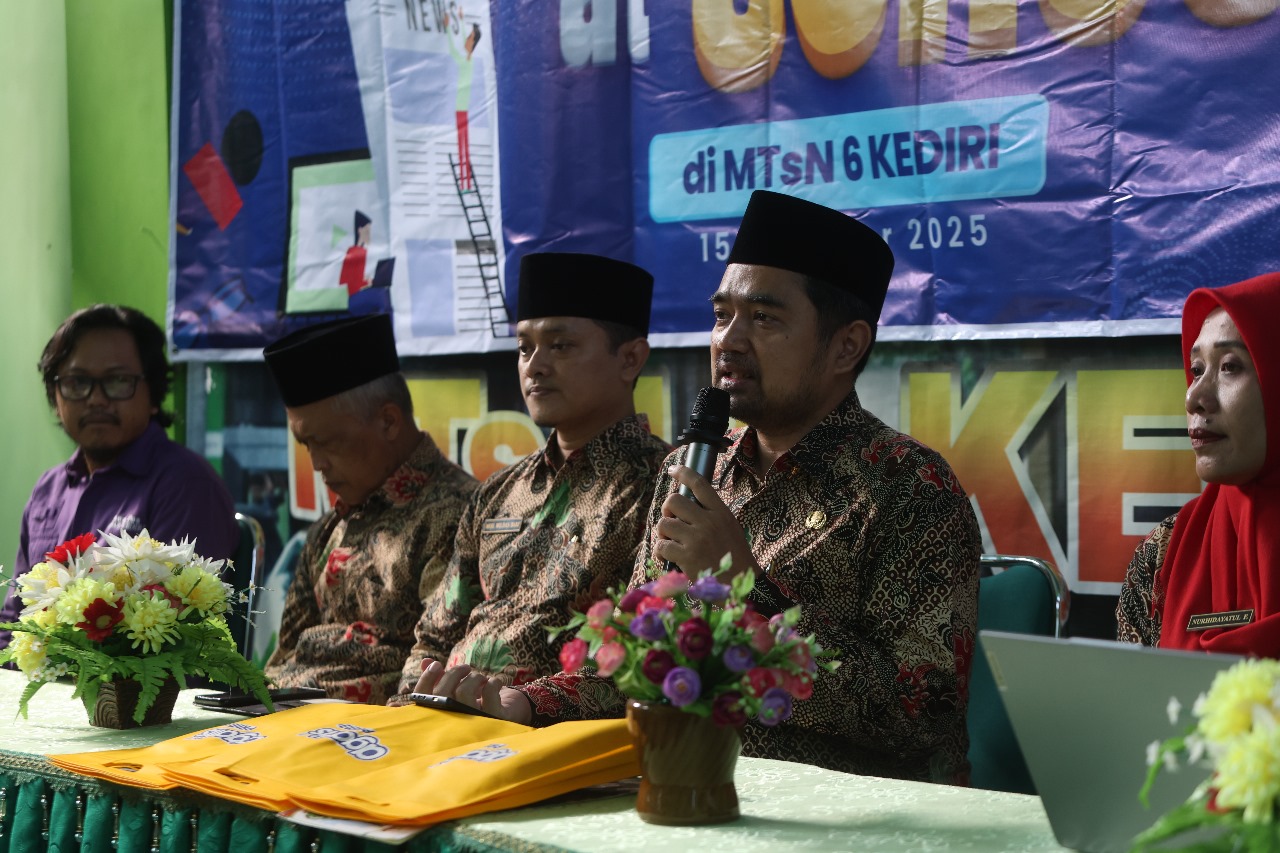 Kepala MTsN 6 Kediri Saiful Ali (pegang mikrofon) bertekad memajukan sekolah dengan mengadopsi teknologi digital dalam pembelajaran.