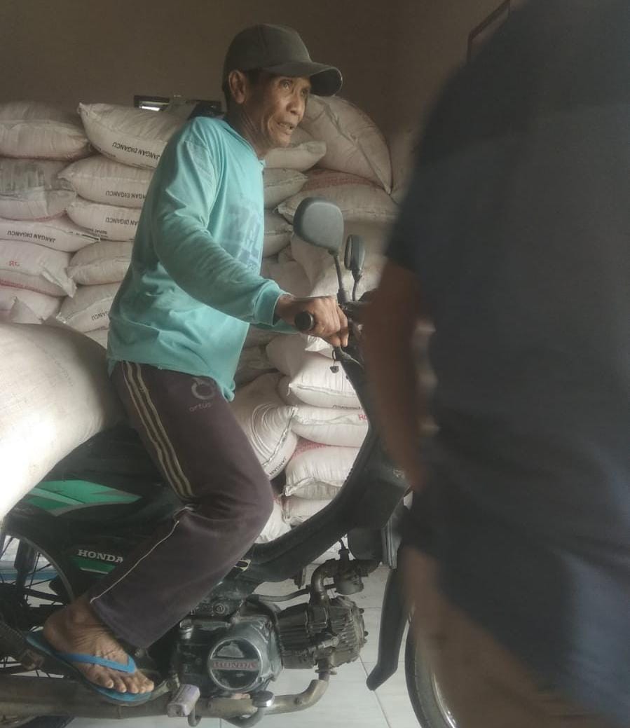 Petani mengambil pupuk di bumdes.