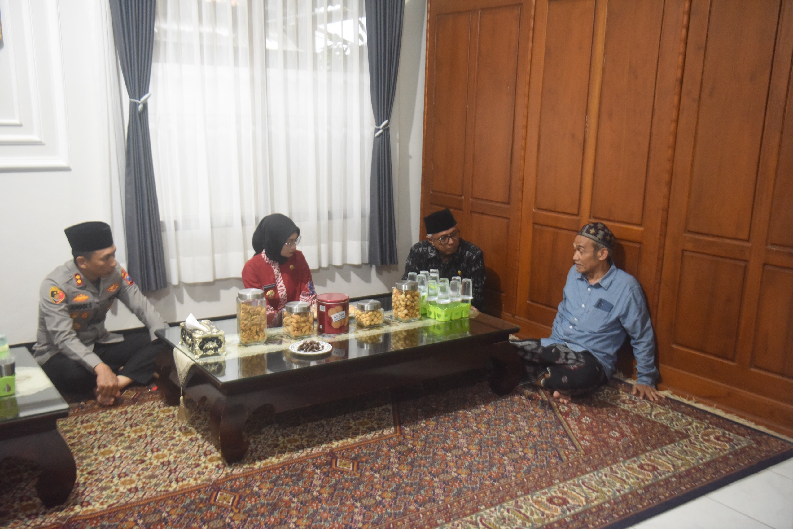 GAYENG: Wali Kota Kediri Vinanda Prameswati bersama Wawali Qowimuddin dan Kapolres Kediri Kota AKBP Anggi Saputra Ibrahim (kiri) berbincang dengan Pengasuh Ponpes HM Antara Lirboyo Kiai Athoilah Shola