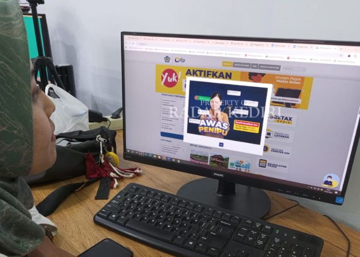LEMOT: Seroang wajib pajak membuka aplikasi coretax.