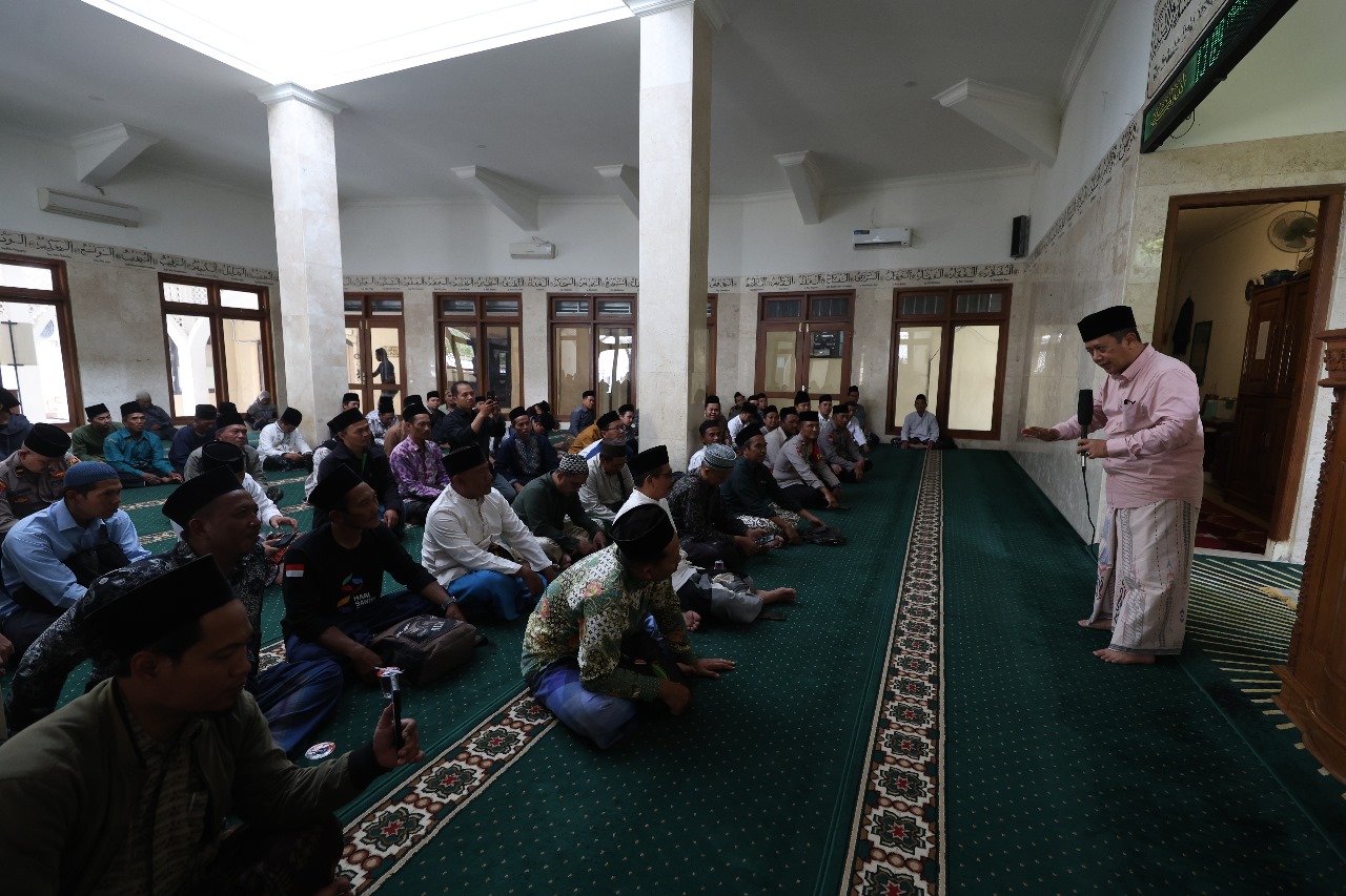 Ketua Himasal Kediri Raya Gus Abu Bakar Abdul Jalil memberi penjelasan tentang aksi damai yang dikemas doa bersama di Polres Kediri Kota.