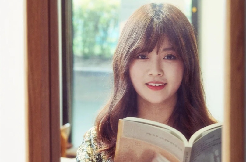 Baek Se-hee meraih ketenaran melalui kumpulan esainya yang laris luar biasa, I Want To Die But I Want To Eat Tteokbokki