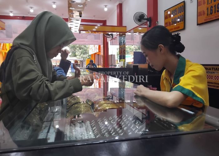 HARGA TINGGI: Seorang warga sedang mencari emas perhiasan.