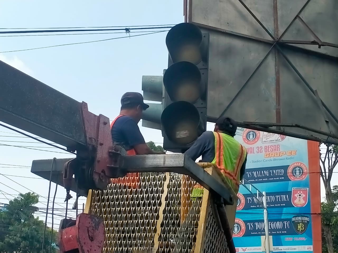 PERBAIKAN: Teknisi melakukan perbaikan traffic light di Pare yang rusak akibat aksi kerusuhan pada akhir Agustus lalu.