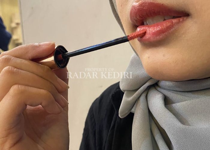 CANTIK: Lip Glaze yang kini lagi tren.
