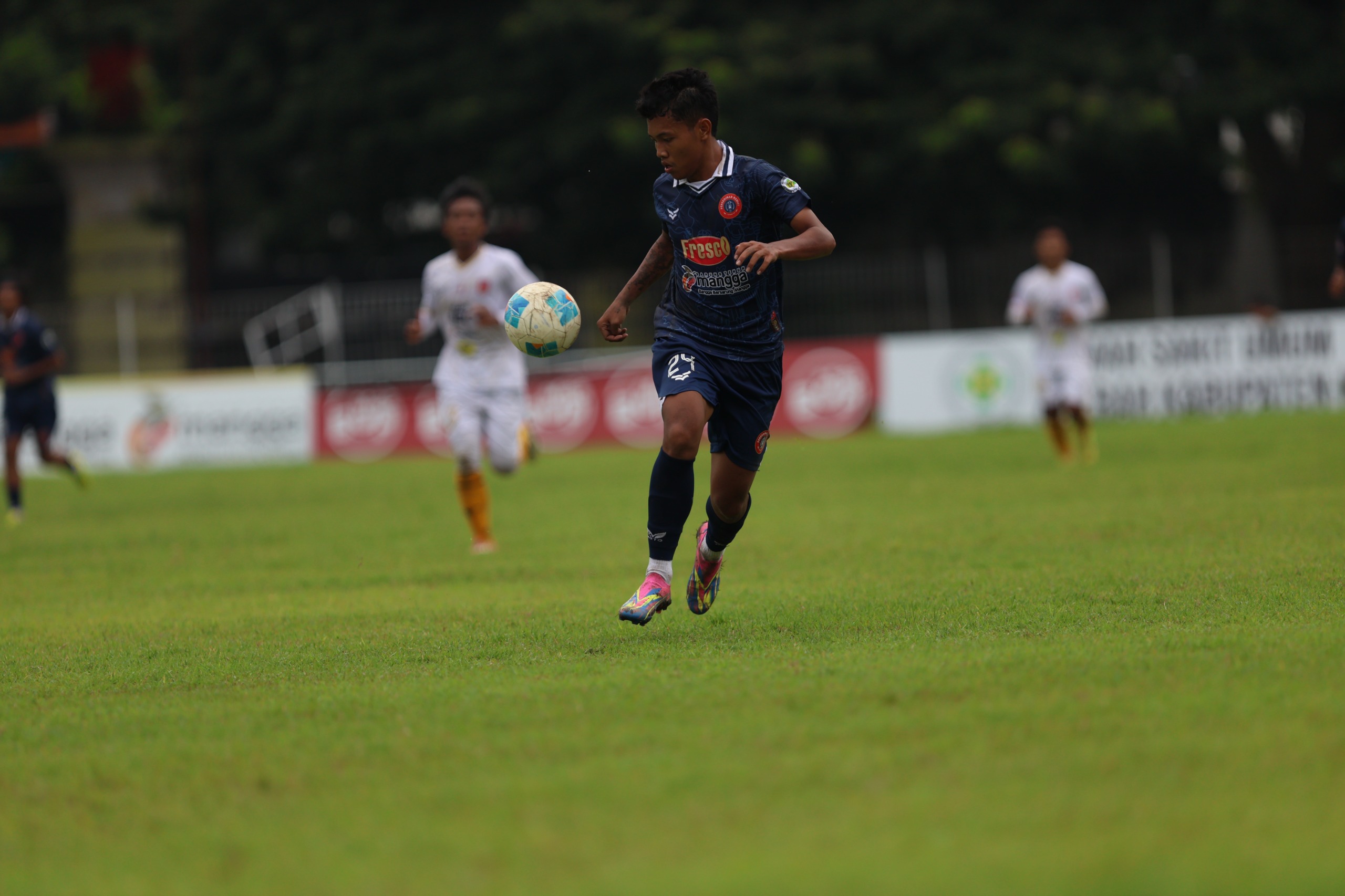 SIAP TANDING: Pemain Persedikab mengentrol bola saat di Stadion Canda Bhorawa Pare