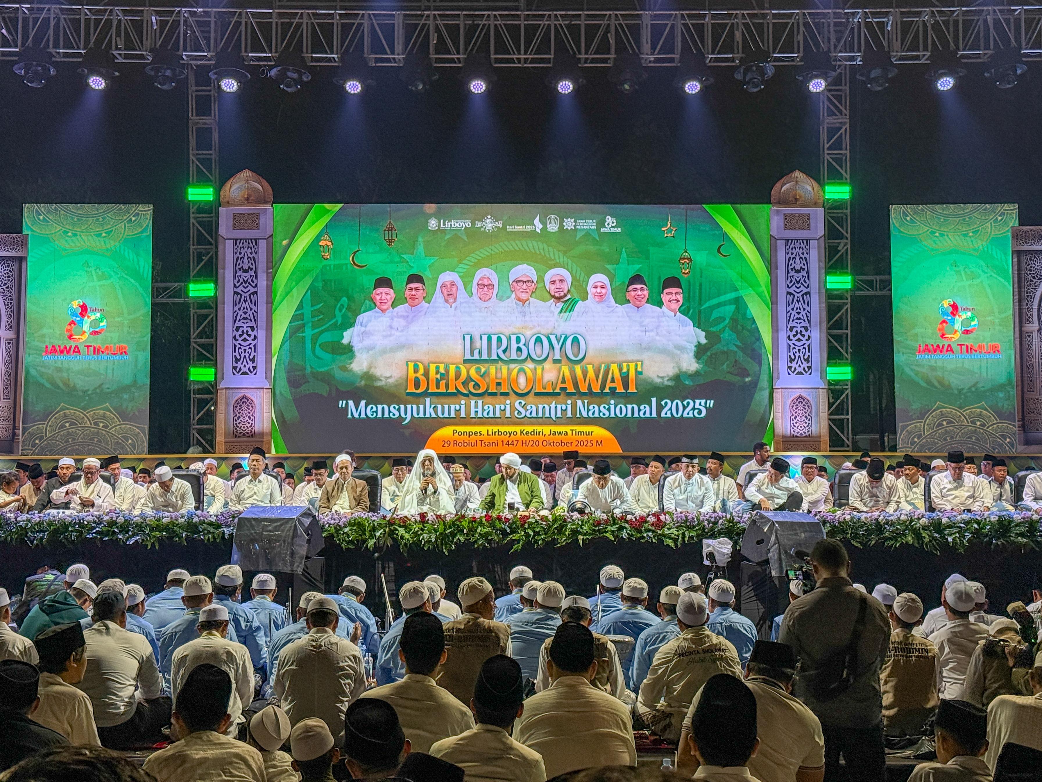 Puluhan ribu santri dan jemaah larut dalam doa dan pujian saat mengikuti pengajian bertajuk Lirboyo Bersholawat.