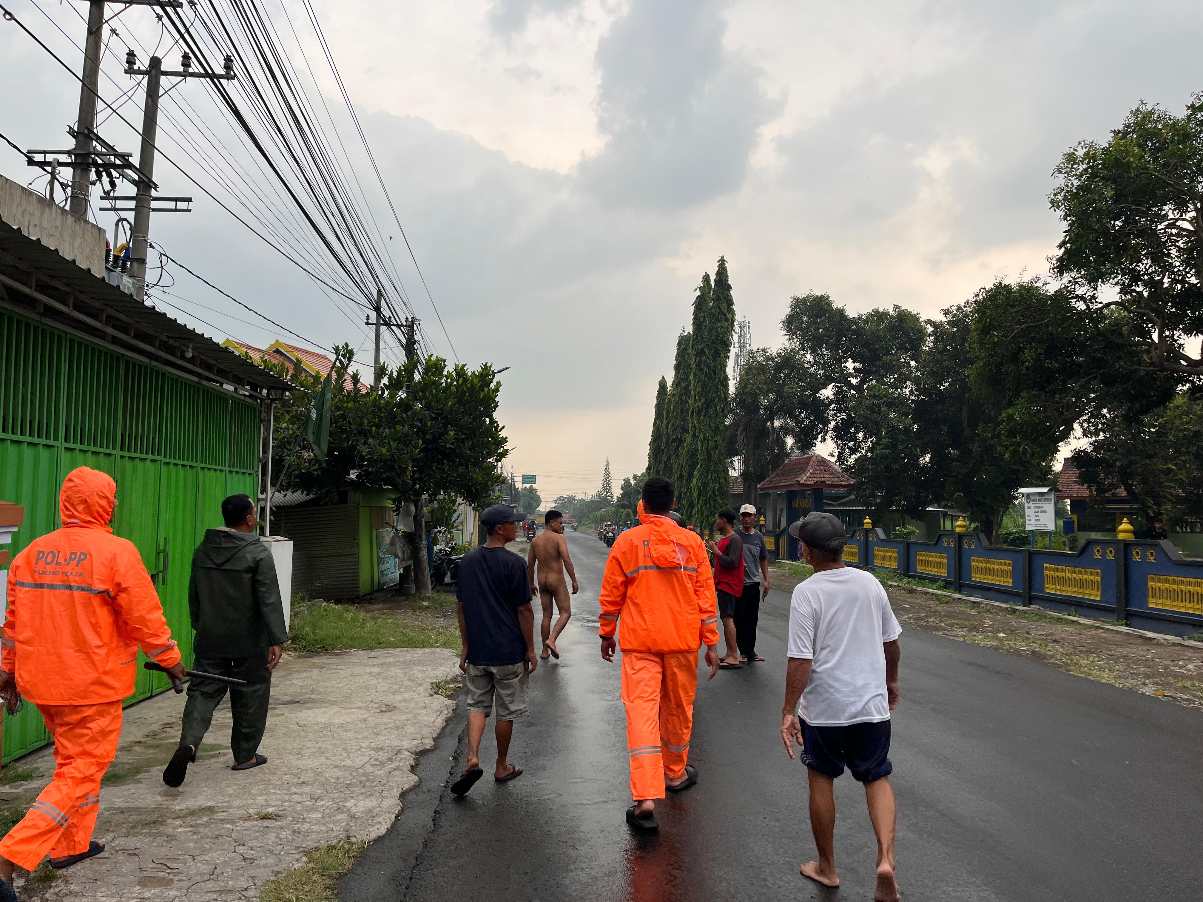 GEMPAR: Petugas Satpol PP bersama warga mengamankan ODGJ yang bikin ulang.