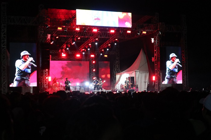 Penampilan Rebellion Rose jadi penutup Sound of Anything yang digelar di Kota Kediri, Minggu malam (19/10).