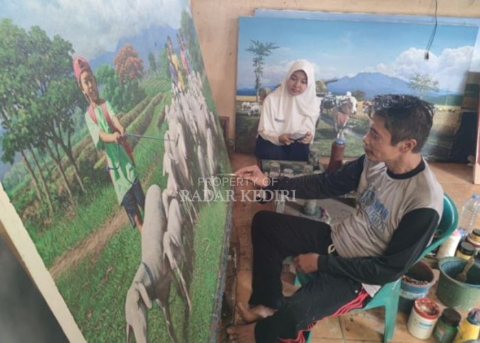 Ruslan sedang melukis penggembala domba di rumahnya, Selasa (14/10). Semanagatnya menorehkan cat menjadi bukti keyakinan yang teguh.