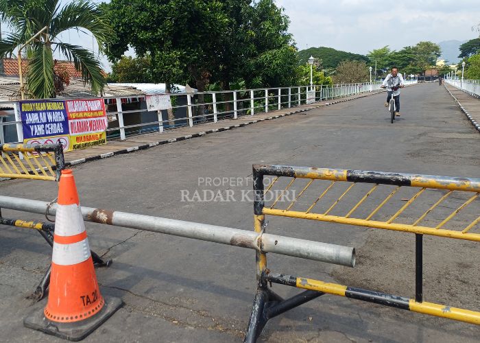 PORTAL: Pemkot Kediri memutuskan untuk menutup akses kendaraan di Jembatan Lama mulai Minggu malam (19/10).