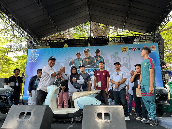 GRAND PRIZE: Ketua KONI Kota Kediri Eko Agus Koko bersama jajaran pengurus KONI memberikan hadiah Grand Prize Sepeda listrik kepada peserta yang beruntung.
