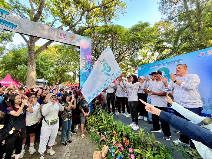 SEMARAK: Walikota Kediri Vinanda Prameswati bersama Wawali Gus Qowim, jajaran Forkopimda dan jajaran  pimpinan KONI memberangkatkan jalan sehat dalam rangka HUT KONI ke-87 tahun pada Minggu (19/10)