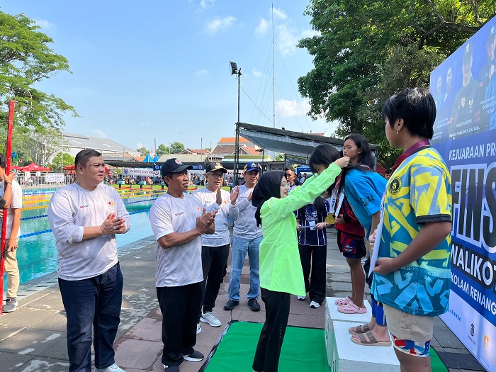 JUARA: Wali kota Kediri Vinanda Prameswati bersama Wawali Gus Qowim mengalungkan medali kepada pemenang Kejurprov Finswimming Wali Kota Cup 2025