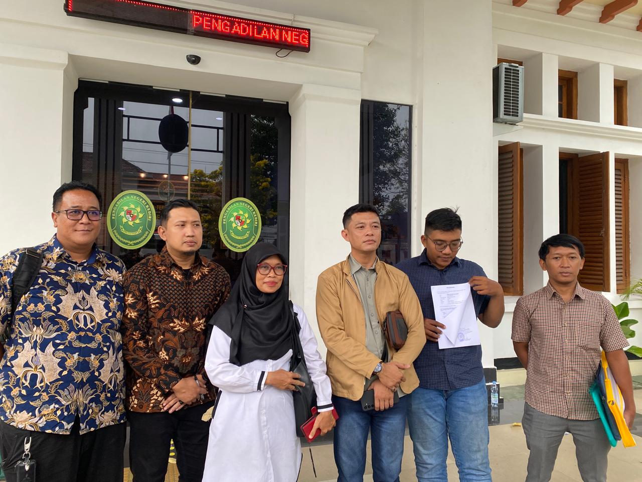 Ibunda Faiz bersama kuasa hukum anaknya.