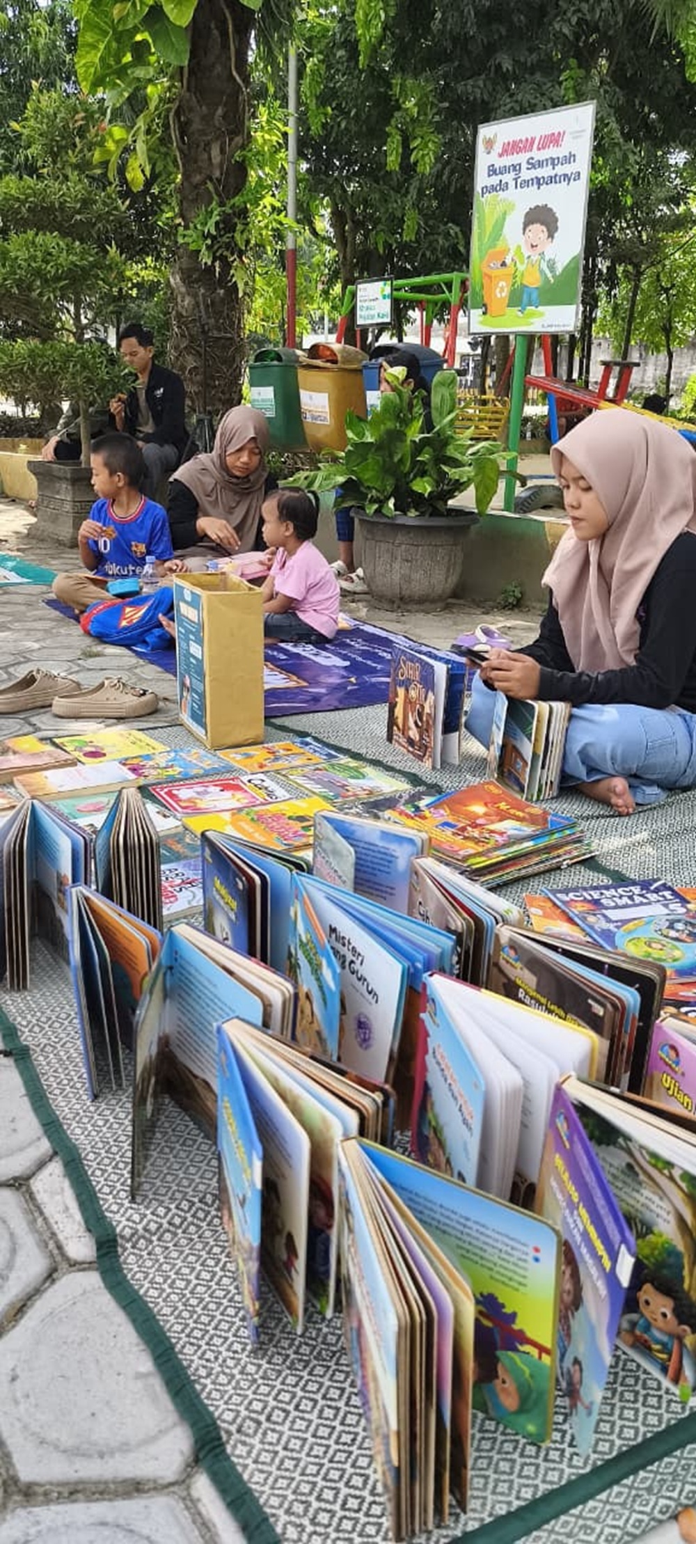 Anggota komunitas GPAN saat menggelar lapak baca di salah satu taman Kota Kediri.