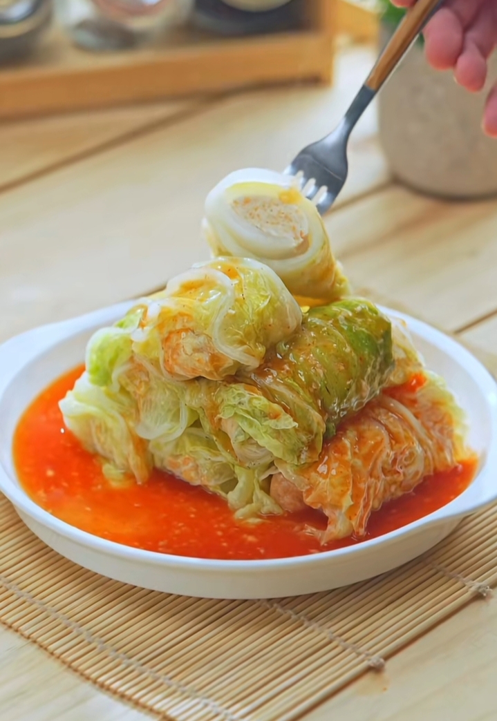 Sawi gulung ayam penuh gizi dengan siraman saus pedas manis