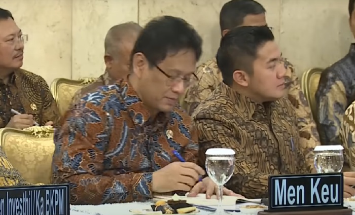 Purbaya sibuk mencatan arahan Presiden Prabowo sebelum Rapat Kabinet 20 Oktober 2025
