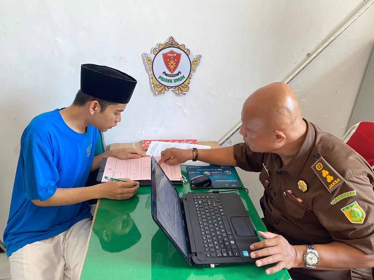 BUKA PELUANG RJ: Rifky saat menjalani pemeriksaan di ruang jaksa.