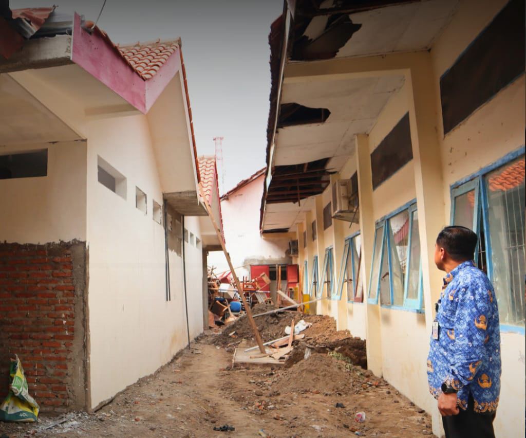 Proses pembangunan paket toilet di SMAN 1 Kota Kediri lewat program revitalisasi dari Kementerian Pendidikan Dasar dan Menengah (Kemendikdasmen).