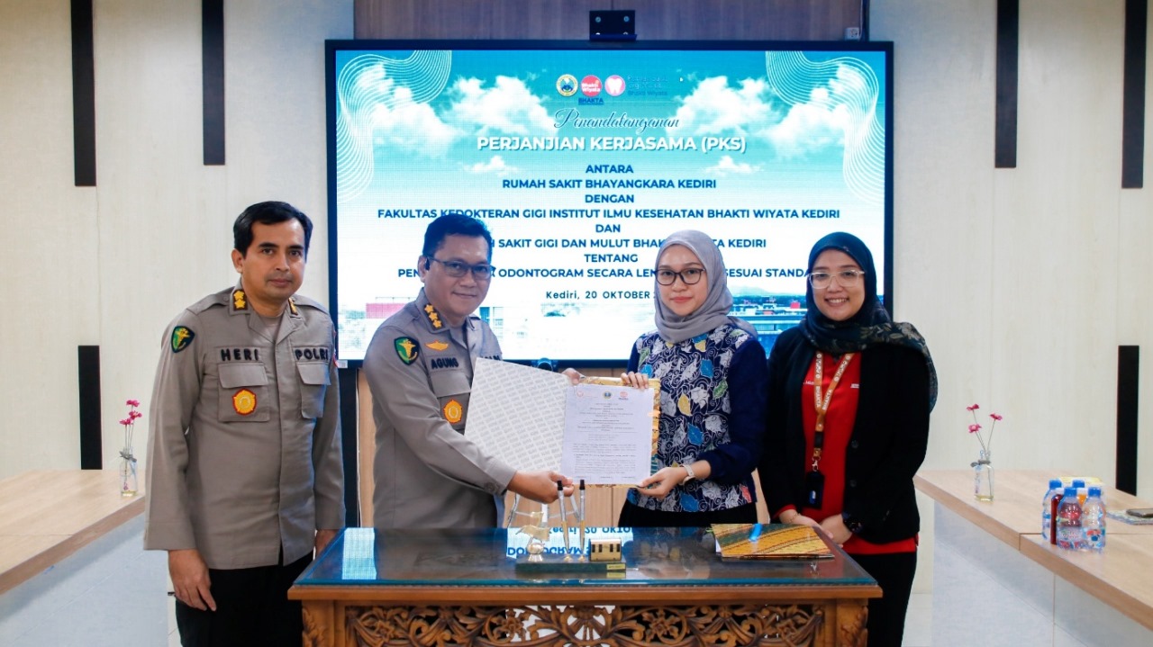 SERAGAMKAN ODONTOGRAM: Kepala RS Bhayangkara Kombespol drg Agung Hadi Wijanarko Sp.BM, MARS, C.M.C, QHIA menunjukkan perjanjian kerja sama pengisian odontogram berstandar ber