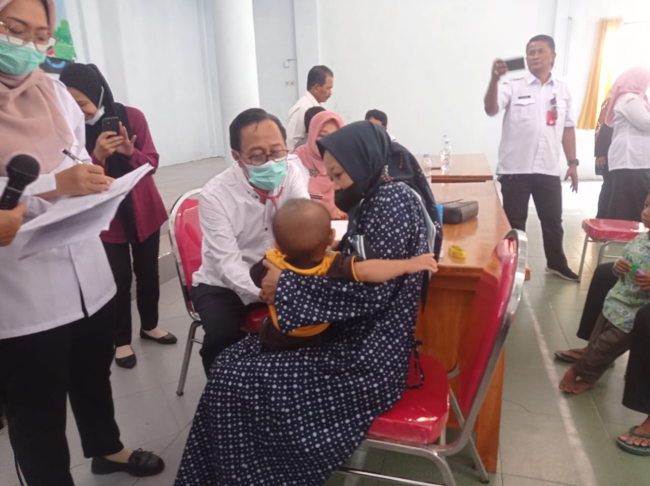 Pemeriksaan kesehatan Desa Mukuh dihadiri dokter spesialis anak (Dok. Pemdes)