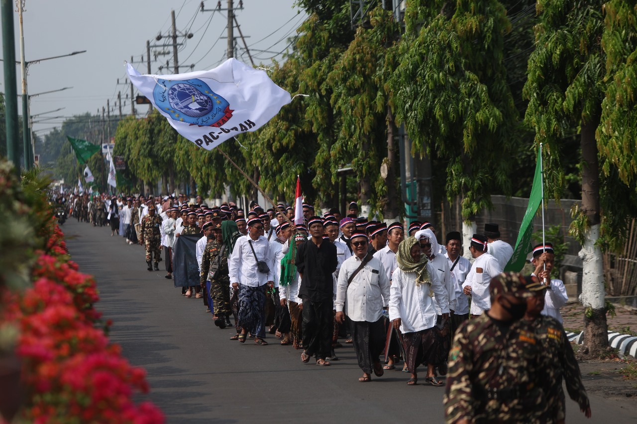 Ribuan anggota Himasal Kediri Raya melakukan long march dari depan Stadion Brawijaya menuju ke Pemkab Kediri memprotes tayangan Xpose Uncensored di Trans7
