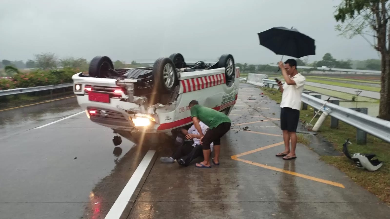 Ambulans RSUD SLG Kediri kecelakaan di tol Jomo.