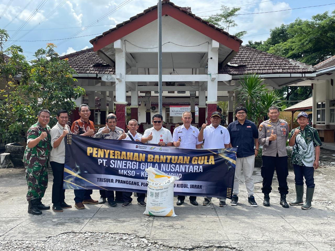 WUJUD KEPEDULIAN: PT SGN MKSO Kebun Dhoho menyerahkan bantuan gula kepada masyarakat di tiga kecamatan di Kabupaten Kediri.